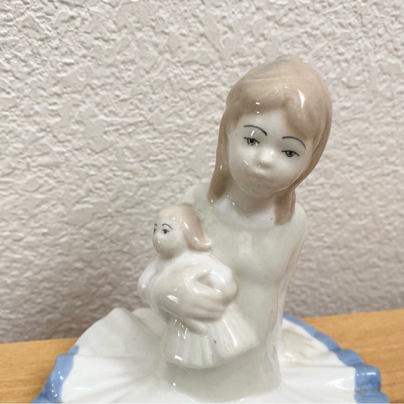 Vintage D’ART S.A. Blue/White Porcelain Sitting Girl Holding A Doll Figurine - Picture 9 of 14